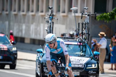 Verona, İtalya 2 Haziran 2019: 21 gün süren zorlu yarışmanın ardından Giro D 'Italia 2019' un son aşamasında profesyonel bisikletçi.