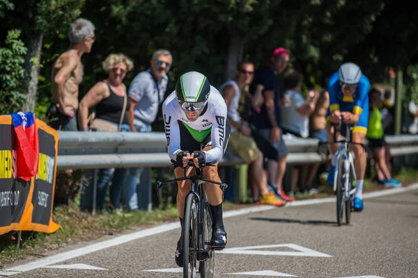 イタリアのヴェローナ 2019年6月2日 厳しい競争の21日後に ヴェローナでのジロD Italia 2019の最終定期ステージのルート上のプロのサイクリスト — ストック写真