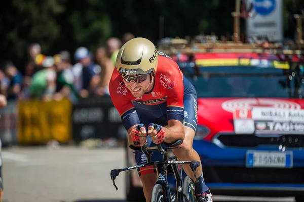 Verona, İtalya 2 Haziran 2019: 21 gün süren zorlu yarışmanın ardından Giro D 'Italia 2019' un son aşamasında profesyonel bisikletçi.