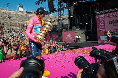 Verona, İtalya 2 Haziran 2019: Movistar Takımı 'ndan Richard Carapaz, Verona Arenası' nın sahnesinde 21 gün süren zorlu yarışmanın ardından İtalya Turu 'nun zaferini kutluyor..