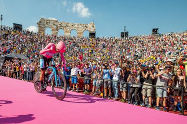 Verona, İtalya 2 Haziran 2019: Richard Carapa, Movistar Takımı, Arena di Verona 'ya onu teşvik eden ve 2019 Giro d' Italia 'yı kazanan iki kanat arasında pembe bir formayla girer..