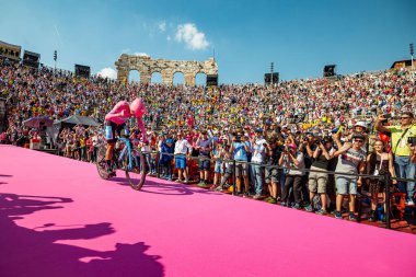 Verona, İtalya 2 Haziran 2019: Richard Carapa, Movistar Takımı, Arena di Verona 'ya onu teşvik eden ve 2019 Giro d' Italia 'yı kazanan iki kanat arasında pembe bir formayla girer..