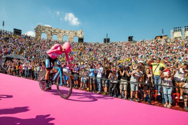 Verona, İtalya 2 Haziran 2019: Richard Carapa, Movistar Takımı, Arena di Verona 'ya onu teşvik eden ve 2019 Giro d' Italia 'yı kazanan iki kanat arasında pembe bir formayla girer..