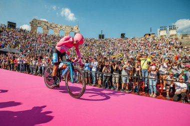 Verona, İtalya 2 Haziran 2019: Richard Carapa, Movistar Takımı, Arena di Verona 'ya onu teşvik eden ve 2019 Giro d' Italia 'yı kazanan iki kanat arasında pembe bir formayla girer..