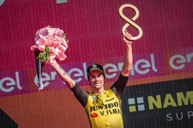 Verona, İtalya 2 Haziran 2019: Primoz Roglic, Jumbo Visma Takımı, 21 gün süren zorlu yarışmanın ardından Giro D 'Italia Podyumu' nda.