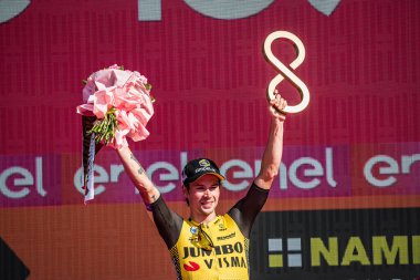 Verona, İtalya 2 Haziran 2019: Primoz Roglic, Jumbo Visma Takımı, 21 gün süren zorlu yarışmanın ardından Giro D 'Italia Podyumu' nda.