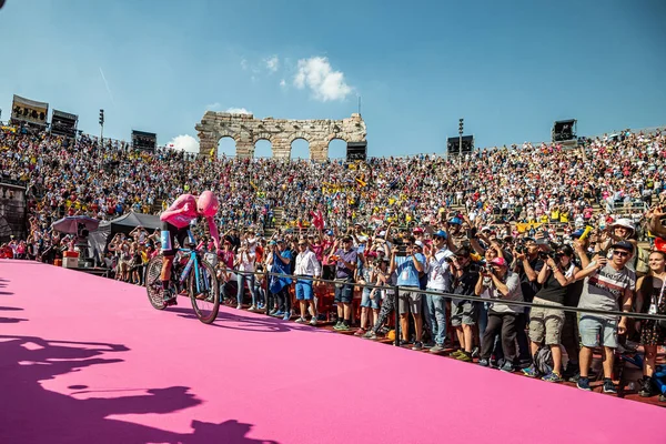 Verona, İtalya 2 Haziran 2019: Richard Carapa, Movistar Takımı, Arena di Verona 'ya onu teşvik eden ve 2019 Giro d' Italia 'yı kazanan iki kanat arasında pembe bir formayla girer..