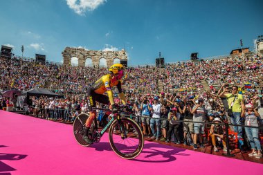 Verona, İtalya 2 Haziran 2019: Primoz Roglic, Jumbo Visma Team, Arena di Verona 'ya girer ve onu kışkırtan iki kanat arasından Giro d' Italia 2019 'u bitirir..