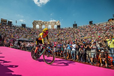 Verona, İtalya 2 Haziran 2019: Primoz Roglic, Jumbo Visma Team, Arena di Verona 'ya girer ve onu kışkırtan iki kanat arasından Giro d' Italia 2019 'u bitirir..