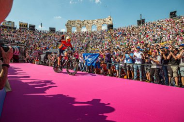 Verona, İtalya 2 Haziran 2019: Vincenzo Nibali, Bahreyn Merida Pro Bisiklet Takımı, Arena di Verona 'ya girer ve onu teşvik eden iki kanat arasından Giro d' Italia 2019 'u bitirir..