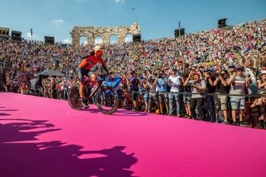 Verona, İtalya 2 Haziran 2019: Vincenzo Nibali, Bahreyn Merida Pro Bisiklet Takımı, Arena di Verona 'ya girer ve onu teşvik eden iki kanat arasından Giro d' Italia 2019 'u bitirir..