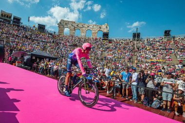 Verona, İtalya 2 Haziran 2019: DOMBROWSKI Joseph Lloyd, EF EDUCATION İLK Ekibi, Arena di Verona 'ya girer ve onu kışkırtan iki kanat arasından Giro d' Italia 2019 'u bitirir..