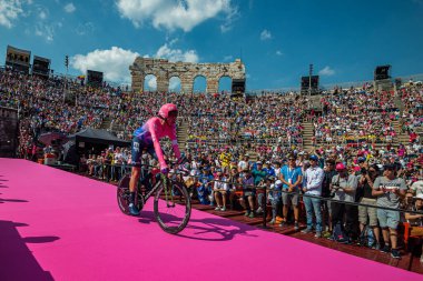 Verona, İtalya 2 Haziran 2019: EF İLK EĞİTİM Ekibi CARTHY Hugh, Arena di Verona 'ya, kendisini teşvik eden iki kanat arasında girer ve Giro d' Italia 2019 'u bitirir..