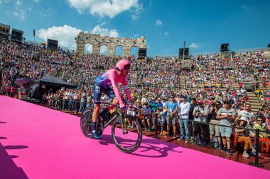 Verona, İtalya 2 Haziran 2019: EF İLK EĞİTİM Ekibi CARTHY Hugh, Arena di Verona 'ya, kendisini teşvik eden iki kanat arasında girer ve Giro d' Italia 2019 'u bitirir..
