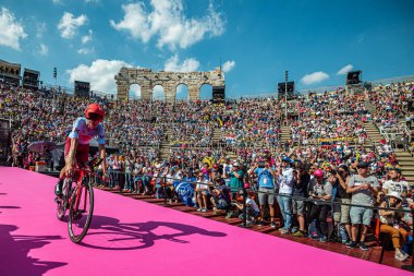 Verona, İtalya 2 Haziran 2019: ZAKARIN Ilnur, KATUSHA ALPECIN Ekibi, Arena di Verona 'ya kendisini teşvik eden iki kanat arasında girer ve Giro d' Italia 2019 'u bitirir..