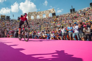 Verona, İtalya 2 Haziran 2019: SIVAKOV Pavel, Ineos Takımı, Arena di Verona 'ya kendisini teşvik eden iki kanat arasında girer ve Giro d' Italia 2019 'u bitirir..