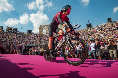 Verona, İtalya 2 Haziran 2019: SIVAKOV Pavel, Ineos Takımı, Arena di Verona 'ya kendisini teşvik eden iki kanat arasında girer ve Giro d' Italia 2019 'u bitirir..