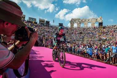 Verona, İtalya 2 Haziran 2019: Rafal Majka, BORA - Hansgrohe Team, Arena di Verona 'ya kendisini teşvik eden iki kanat arasında girer ve Giro d' Italia 2019 'u bitirir..