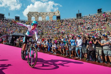 Verona, İtalya 2 Haziran 2019: Miguel ngel Lpez, Astana Pro Team, Arena di Verona 'ya, onu kışkırtan iki kanat arasında girer ve Giro d' Italia 2019 'u bitirir..