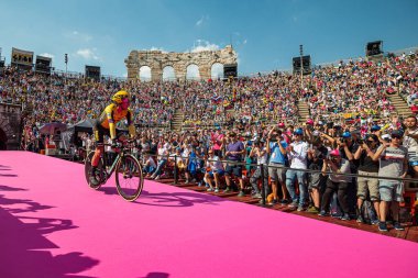 Verona, İtalya 2 Haziran 2019: Primoz Roglic, Jumbo Visma Team, Arena di Verona 'ya girer ve onu kışkırtan iki kanat arasından Giro d' Italia 2019 'u bitirir..