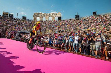 Verona, İtalya 2 Haziran 2019: Primoz Roglic, Jumbo Visma Team, Arena di Verona 'ya girer ve onu kışkırtan iki kanat arasından Giro d' Italia 2019 'u bitirir..