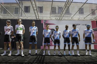 Treviso, İtalya 31 Mayıs 2019: İsrail takımı sahne başlamadan önce podyum imzasıyla bisiklet sürüyor.