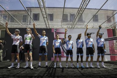 Treviso, İtalya 31 Mayıs 2019: İsrail takımı sahne başlamadan önce podyum imzasıyla bisiklet sürüyor.