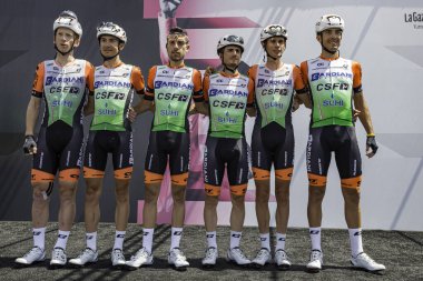 Treviso, İtalya 31 Mayıs 2019: Sahne başlamadan önce Bardiani Csf takımı podyum imzasında.