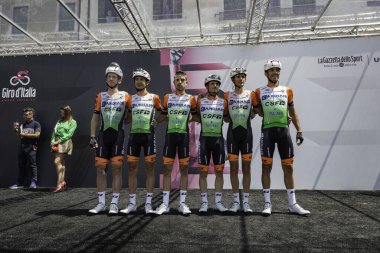 Treviso, İtalya 31 Mayıs 2019: Sahne başlamadan önce Bardiani Csf takımı podyum imzasında.