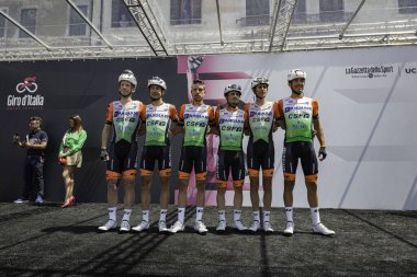 Treviso, İtalya 31 Mayıs 2019: Sahne başlamadan önce Bardiani Csf takımı podyum imzasında.