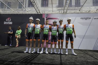 Treviso, İtalya 31 Mayıs 2019: Sahne başlamadan önce Bardiani Csf takımı podyum imzasında.