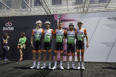 Treviso, İtalya 31 Mayıs 2019: Sahne başlamadan önce Bardiani Csf takımı podyum imzasında.