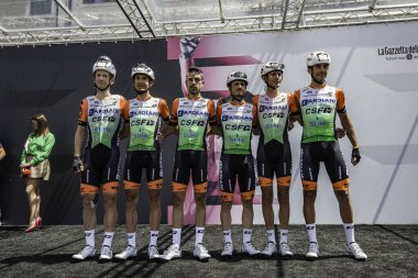 Treviso, İtalya 31 Mayıs 2019: Sahne başlamadan önce Bardiani Csf takımı podyum imzasında.
