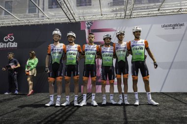 Treviso, İtalya 31 Mayıs 2019: Sahne başlamadan önce Bardiani Csf takımı podyum imzasında.