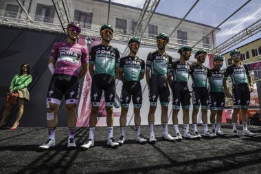 Treviso, İtalya 31 Mayıs 2019: Sahne başlamadan önce Bora takımının tamamı podyum imzasıyla.
