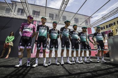 Treviso, İtalya 31 Mayıs 2019: Sahne başlamadan önce Bora takımının tamamı podyum imzasıyla.