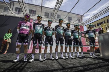 Treviso, İtalya 31 Mayıs 2019: Sahne başlamadan önce Bora takımının tamamı podyum imzasıyla.