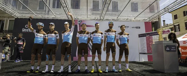 トレビソ イタリア2019年5月31日 ステージ開始前の表彰台署名の完全なチームAg2R Mondiale — ストック写真