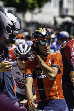 Treviso, İtalya 31 Mayıs 2019: Sahnenin başlamasından önce Sunweb takımının tamamı podyum imzasıyla.