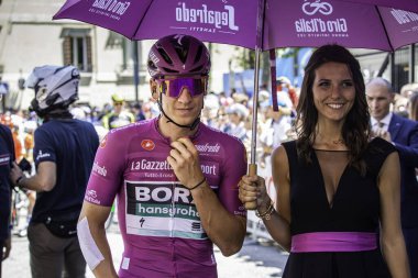 Treviso, İtalya 31 Mayıs 2019: Mor formalı Pascal Ackermann, Giro D 'Italia 2019' un 19. safhasının başlamasını bekliyor..
