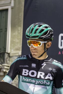 Treviso, İtalya 31 Mayıs 2019: Cesare Benedetti, Giro D 'Italia 2019' un 19. etabının başlamasından hemen önce podyum imzasında.