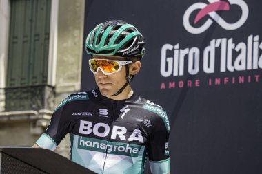 Treviso, İtalya 31 Mayıs 2019: Cesare Benedetti, Giro D 'Italia 2019' un 19. etabının başlamasından hemen önce podyum imzasında.