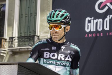 Treviso, İtalya 31 Mayıs 2019: Cesare Benedetti, Giro D 'Italia 2019' un 19. etabının başlamasından hemen önce podyum imzasında.