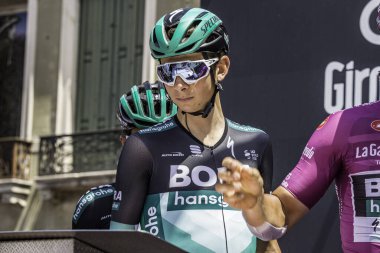 Treviso, İtalya 31 Mayıs 2019: Davide Formolo, Giro D 'Italia 2019' un 19. etabının başlamasından hemen önce podyum imzasıyla.