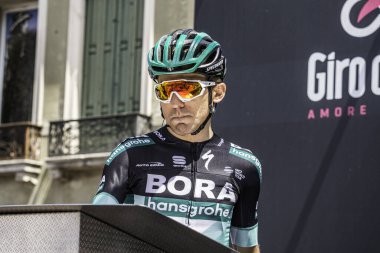 Treviso, İtalya 31 Mayıs 2019: Cesare Benedetti, Giro D 'Italia 2019' un 19. etabının başlamasından hemen önce podyum imzasında.