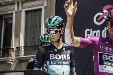 Treviso, İtalya 31 Mayıs 2019: Davide Formolo, Giro D 'Italia 2019' un 19. etabının başlamasından hemen önce podyum imzasıyla.