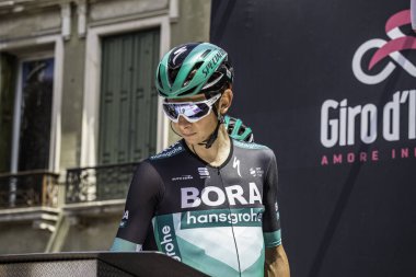 Treviso, İtalya 31 Mayıs 2019: Davide Formolo, Giro D 'Italia 2019' un 19. etabının başlamasından hemen önce podyum imzasıyla.
