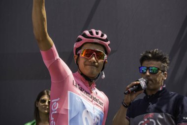 Treviso, İtalya 31 Mayıs 2019: Richard Carapaz, Pembe Jersey 'de, Giro D' Italia 2019 'un 19. aşaması başlamadan hemen önce podyum imzasında.