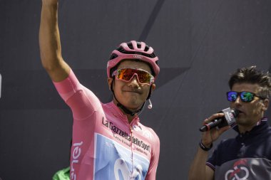 Treviso, İtalya 31 Mayıs 2019: Richard Carapaz, Pembe Jersey 'de, Giro D' Italia 2019 'un 19. aşaması başlamadan hemen önce podyum imzasında.