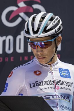 Treviso, İtalya 31 Mayıs 2019: Micheal Angel Lopez, Beyaz Jersey 'de, Giro D' Italia 2019 'un 19. aşaması başlamadan hemen önce podyum imzası atıldı..